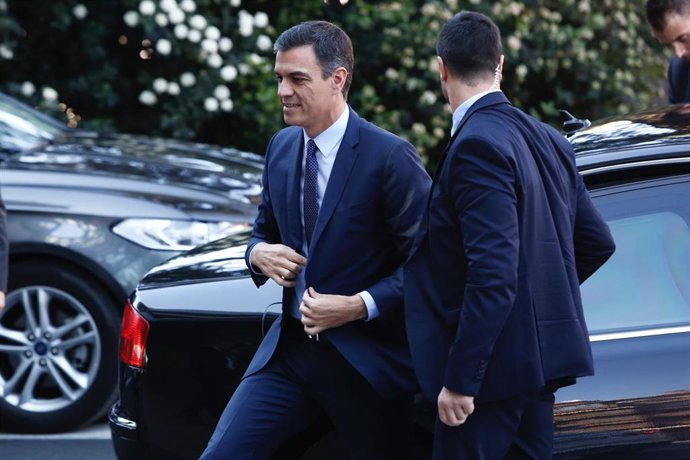 El presidente del Gobierno, Pedro Sánchez, sale de su coche oficial.