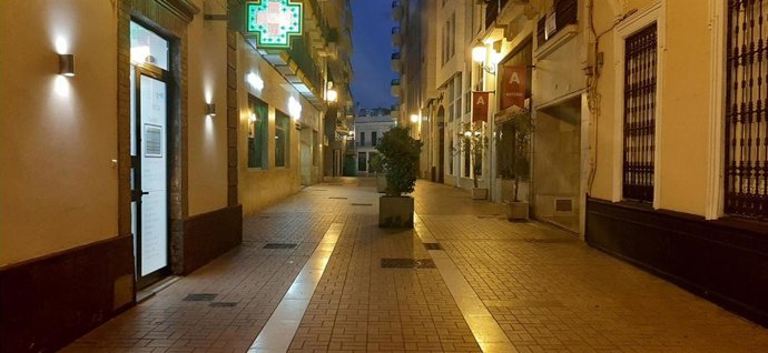 Una calle del centro de Huelva, vacía durante la cuarentena decretada el pasado mes de marzo.