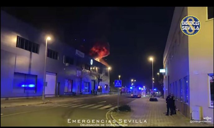 Actuación de los bomberos en un incendio en el Polígono El Pino de la capital.