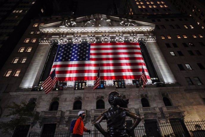 03 November 2020, US, New York: A view of the New York Stock Exchange in Wall Street with US national flag during the 2020 presidential election. Photo: John Nacion/SOPA Images via ZUMA Wire/dpa