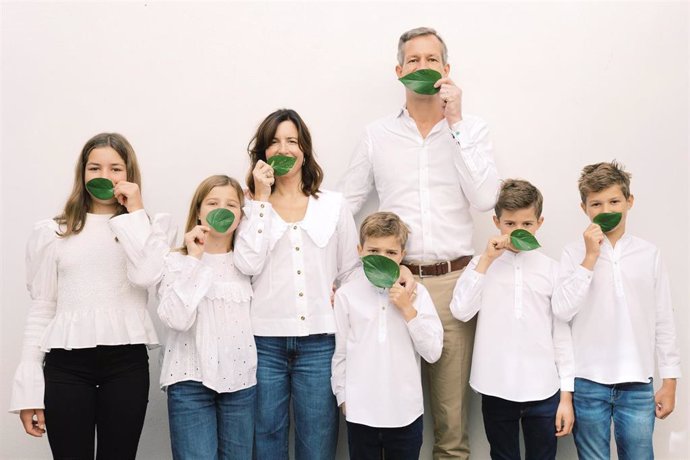 Caspar Berendsen y Celia Muñoz, impulsores del proyecto solidario de anillo verde de Granada, con sus hijos