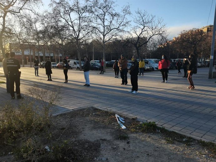 La Policía Local de Valncia evita la concentración de una treintena de personas en unas pistas deportivas
