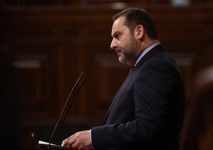 El ministro de Transportes, Movilidad y Agenda Urbana, José Luis Ábalos, interviene durante una sesión plenaria celebrada en el Congreso de los Diputados, en Madrid, (España), a 28 de enero de 2021. Durante el pleno de hoy el Congreso debatirá la conval