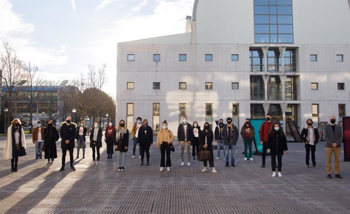 Estudiantes de intercambio en la explanada de la Biblioteca de la UPNA