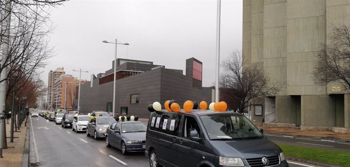 Caravana de coches en Pamplona en contra del "abuso en la contratación" en el sector público