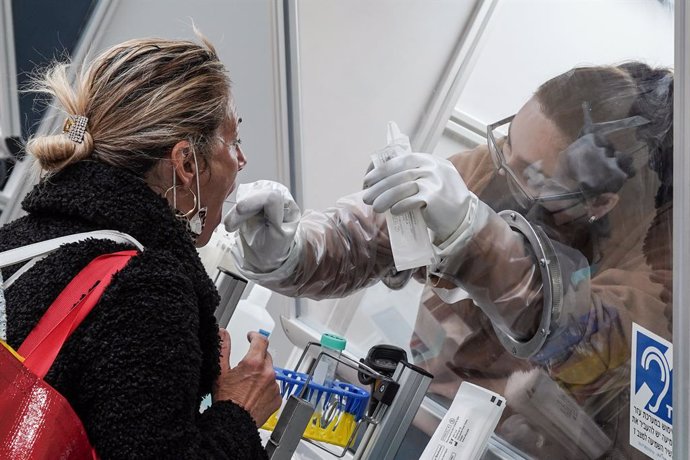 Una viatgera se sotmet a una prova de detecció del coronavirus a Israel poques hores abans del tancament de l'Aeroport Internacional Ben-Gurion al comenament de l'última setmana de gener. 