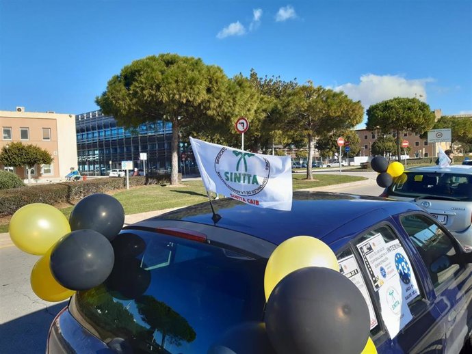 Caravana de coches de empleados temporales de Baleares. A fecha de domingo, 31 de enero de 2020.