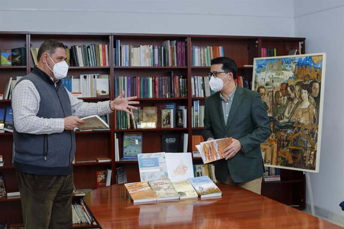Francisco Alonso director del IEA recibe a Manuel Guzmán Diputado de Cultura y Cine en la sede del IEA
