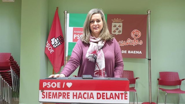 La secretaria de Política Municipal del PSOE-A, María Jesús Serrano, en rueda de prensa en Baena (Córdoba).