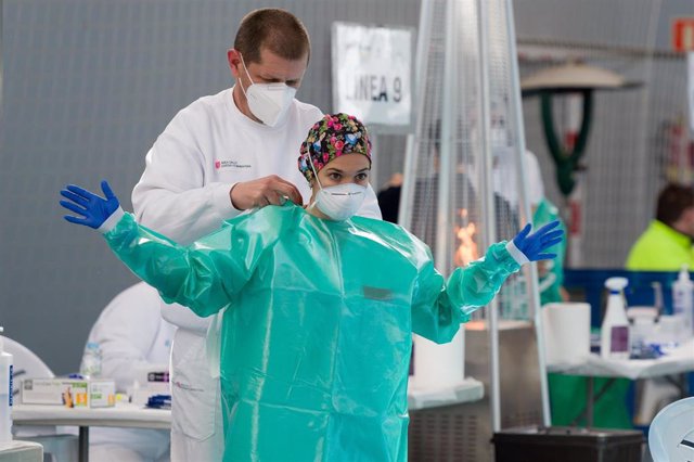 Una trabajadora sanitaria se protege para realizar tests de antígenos 