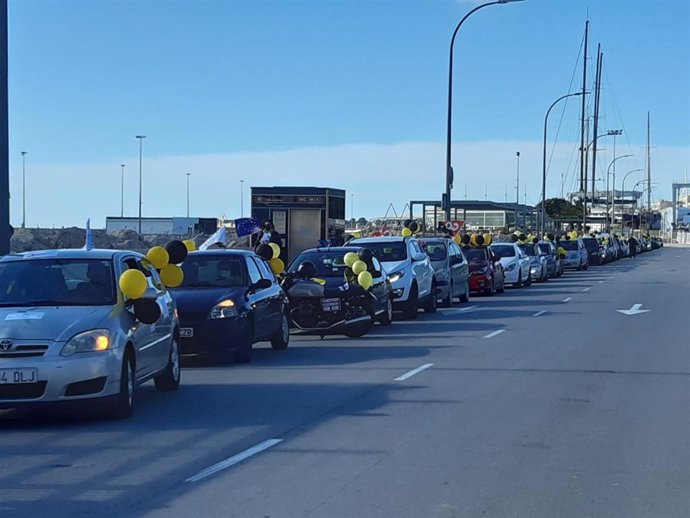Caravana de vehiculos de empleados temporales de las Administraciones Públicas en Palma. A fecha de domingo, 31 de enero de 2020.