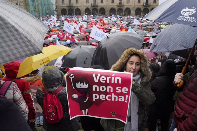 Manifestante con un cartel que dice 'Verín non se pecha!' en la concentración en defensa de la sanidad pública gallega convocada por SOS Sanidade Pública, en Santiago de Compostela (Galicia) a 9 de febrero de 2020.