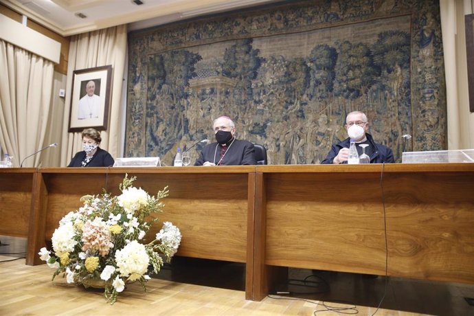 Reunión entre el obispo de Córdoba y los hermanos mayores de las cofradías de Semana Santa