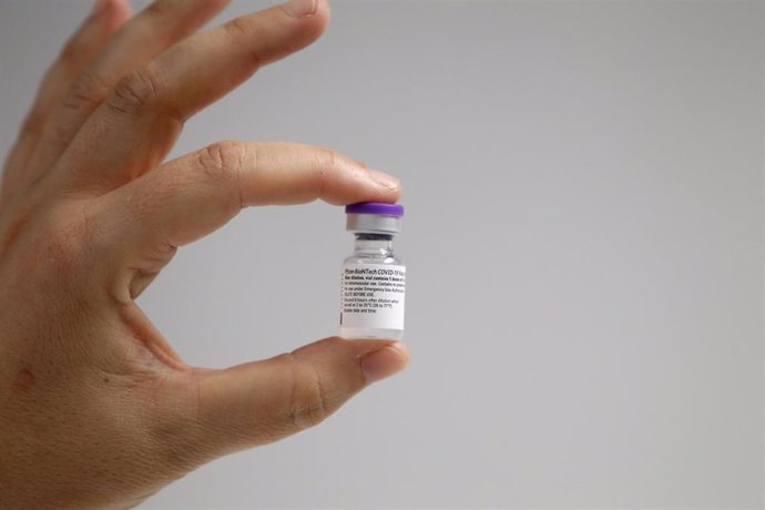 Una enfermera muestra la vacuna Pfizer-BioNtech contra el COVID-19 antes de administrársela a un profesional sanitario en el Hospital Son Espases de Palma de Mallorca, en Mallorca, Islas Baleares (España), a 13 de enero de 2021. 