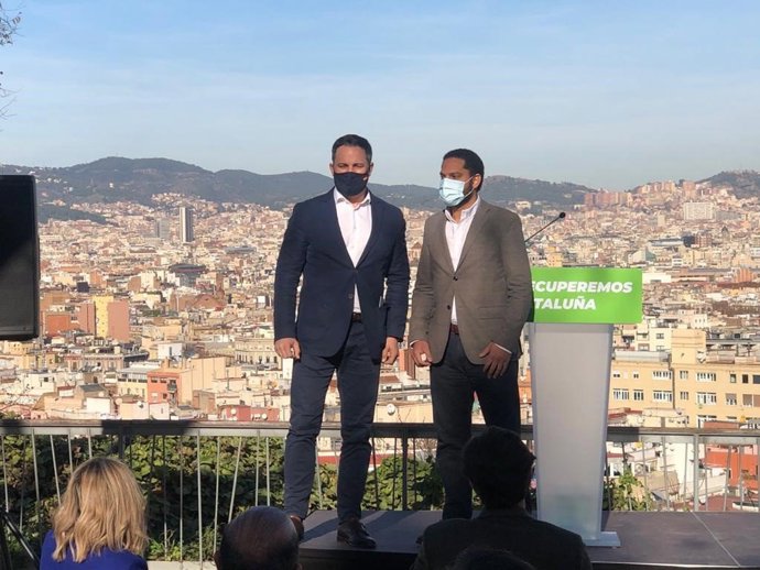 El presidente de Vox, Santiago Abascal, junto al diputado de Vox en el Congreso, Ignacio Garriga, en el acto de presentación del lema y programa del partido para la campaña del 14F