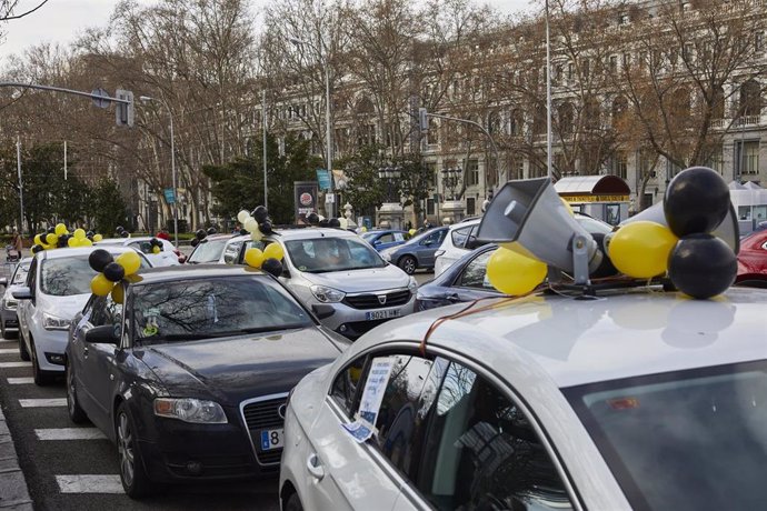 Caravana de coches en la plaza de Cibeles, en Madrid, en la concentración de este domingo para protestar contra la contratación temporal en las administraciones públicas