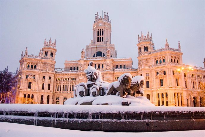 Fuente de Cibeles durante la gran nevada provocada por la borrasca Filomena, en Madrid