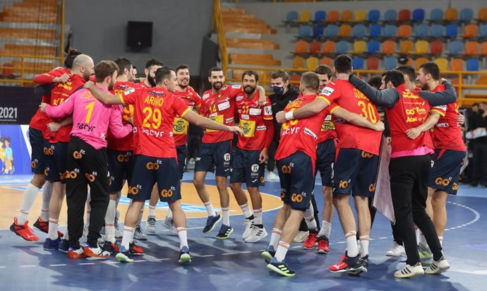 Els jugadors de la selecció espanyola d'handbol celebren una victria al Mundial d'Egipte