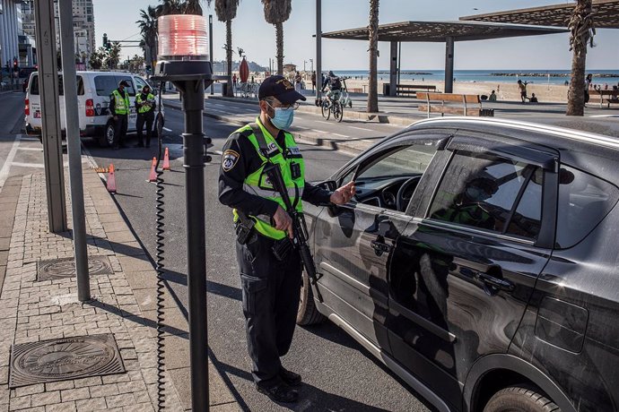 08 January 2021, Israel, Tel Aviv: Israeli police performs checks at a roadblock. Despite leading the global vaccination race Israel started it's third national lockdown in a bid to curb a sharp rise in new COVID-19 infections. Photo: Ilia Yefimovich/dpa