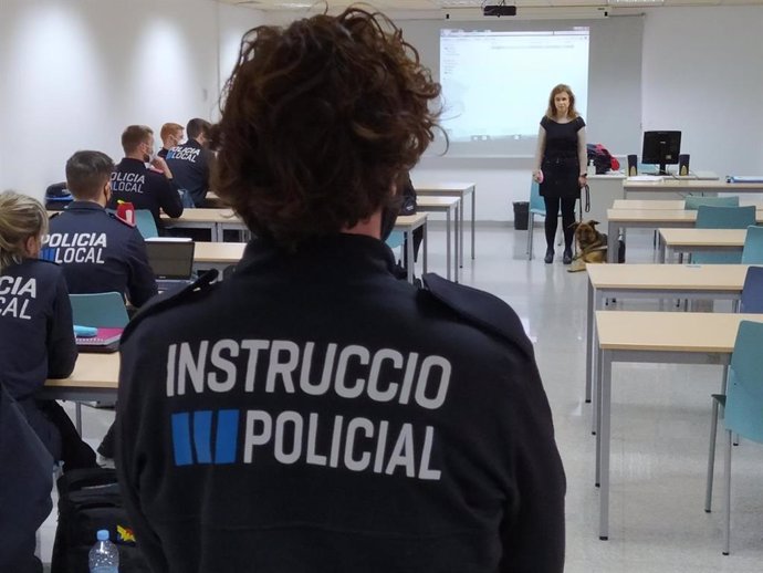 La presidenta del Consejo Territorial de la ONCE en Baleares, Maria de Carmen Soler, participa con su perro guía en una de las sesiones formativas del curso de capacitación de policías locales.