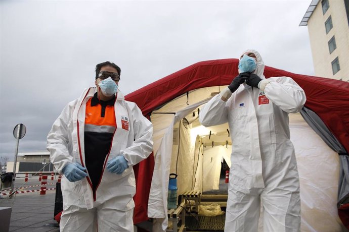 Trabajadores de proteccion civil se desinfectan contra el coronavirus en una carpa instalada en el hospital del PTS de Granada - AC-1. Granada a 31 de marzo del 2020 (Foto de archivo). 