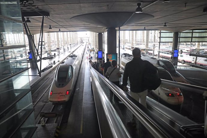 Varios pasajeros acceden al andén por una cinta mecánica en la estación Madrid-Puerta de Atocha durante el viernes previo al primer fin de semana tras el estado de alarma, en Madrid (España), a 26 de junio de 2020.