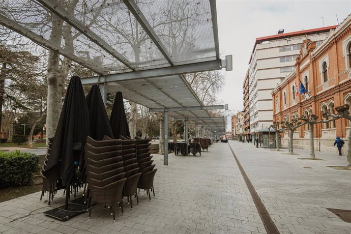 Las sillas de una terraza apiladas durante el primer día del cierre de la hostelería en Palencia.