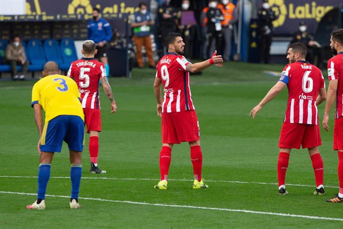 Luis Suarez celebra uno de sus goles en el Cádiz-Atlético de Madrid
