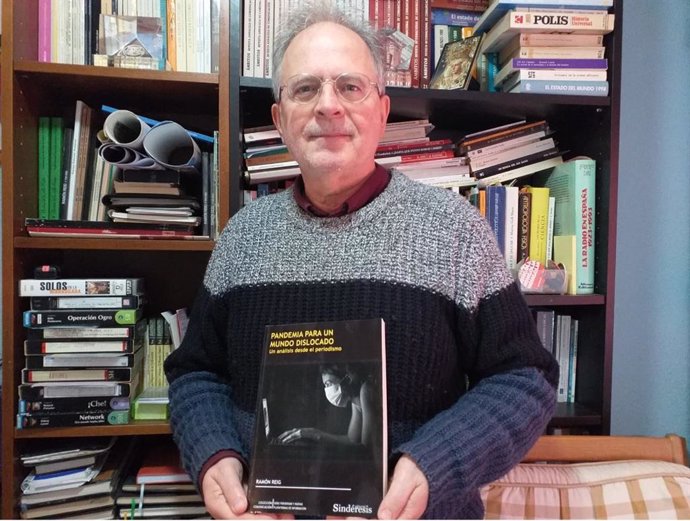 El profesor Ramón Reig junto a un ejemplar.