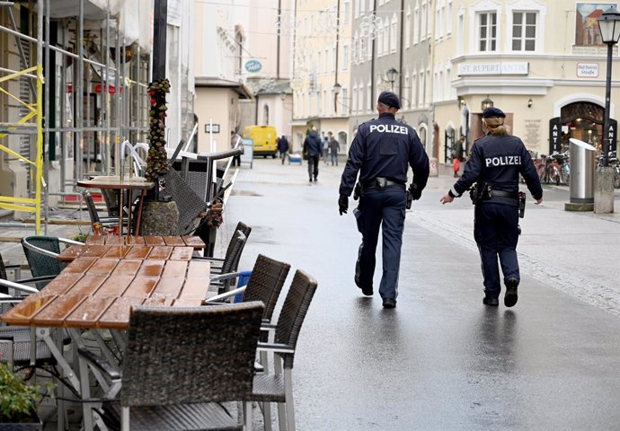 17 November 2020, Austria, Salzburg: Police officers walk down Linzergasse Street as Austria re-enters lockdown amid a surge in the number of people diagnosed with coronavirus. Photo: Barbara Gindl/APA/dpa