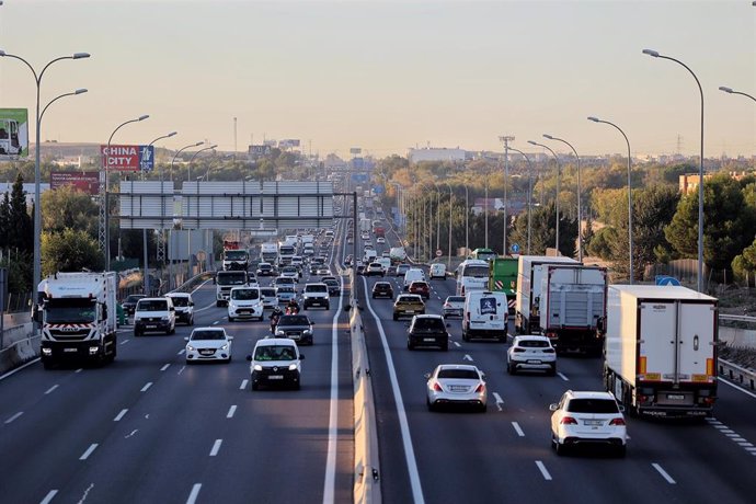 Tráfico en la autovía A-4 con la M-50 a primera hora de la mañana, en Madrid (España). 