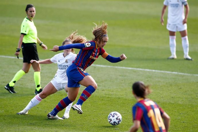 Alexia Putellas desborda a una rival durante el Real Madrid-FC Barcelona de la Primera Iberdrola 2020-2021