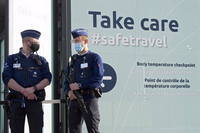 24 November 2020, Belgium, Brussels: Police officers stands in front of the Covid-19 test center at Brussels-Zaventem airport. Photo: Pool Christophe Licoppe/BELGA/dpa