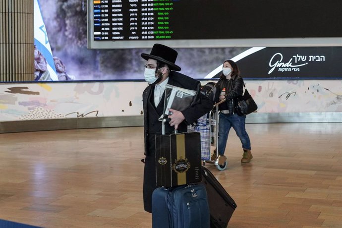 25 January 2021, Israel, Lod: Last minute travelers undergo COVID-19 tests at Tel Aviv's Ben Gurion International Airport just hours ahead of a near total air travel ban taking effect at midnight 25 January 2021, proposed and approved by the Israeli cab