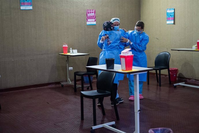 Trabajadoras sanitarias celebran el inicio de la vacunación contra el coronavirus en Argentina.