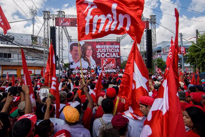 27 January 2019, El Salvador, San Salvador: Hugo Martinez, candidate of the Farabundo Marti National Liberation Front (FMLN) for the 2019 Salvadoran presidential election, speaks to his supporters during his campaign closing rally. Photo: Camilo Freedma