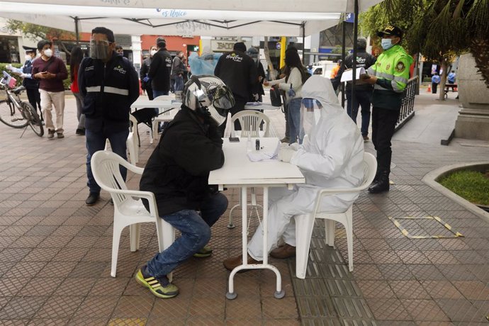 Un grupo de profesionales realiza pruebas rápidas de coronavirus en una intalaciones levantadas en un barrio de Lima, Perú.