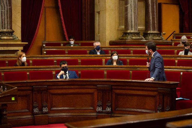 El vicepresidente de la Generalitat y coordinador nacional de ERC, Pere Aragonès interviene durante una sesión plenaria en el Parlament de Catalunya, en Barcelona.