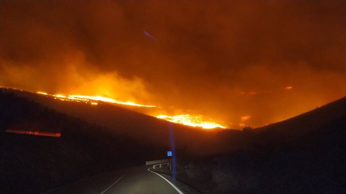 Incendio forestal en Olula de Castro (Almería)
