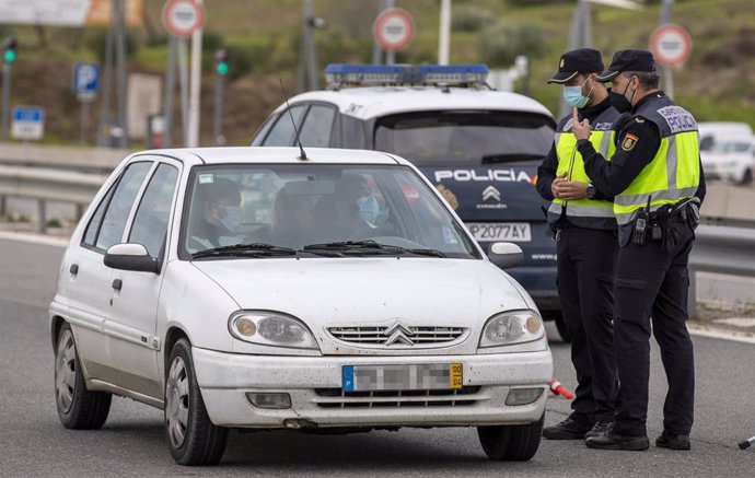 Control de la Policía Nacional tras el cierre de la frontera entre España y Portugal. Entre Castro Marim (Algarve, Portugal) y Ayamonte (Huelva, Andalucía, España), a 31 de enero de 2021.