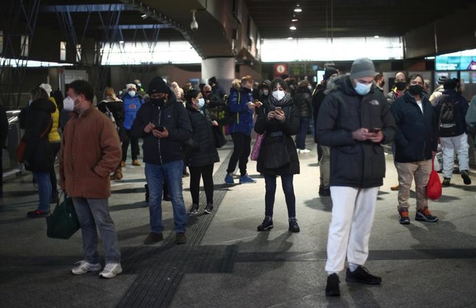 Pasajeros esperan el tren en la Estación de Atocha en Madrid