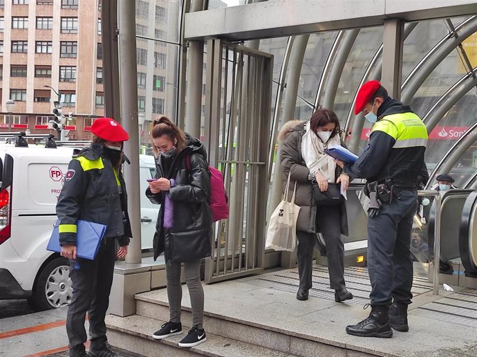 Agentes de la Policía Municipal de Bilbao realizan controles en las bocas del Metro