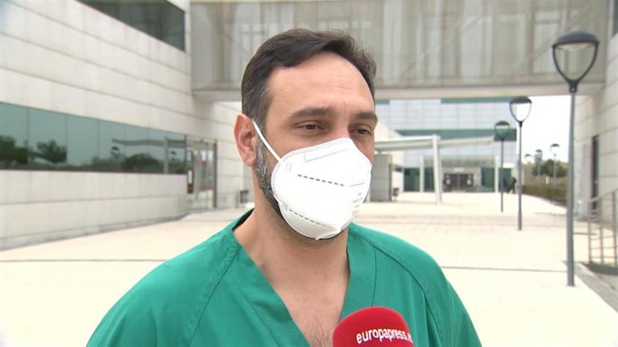 Médico especialista de Medicina Intensiva en el Hospital Puerta del Hierro y vicepresidente de la Asociación de Medicina Intensiva de la Comunidad de Madrid, Daniel Ballesteros