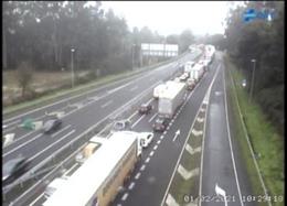 Retenciones en la A-55 en Tui (Pontevedra) en dirección a Valena (Portugal) el 1 de febrero de 2021, primer día laborable del nuevo cierre de fronteras decretado para frenar la pandemia de COVID.