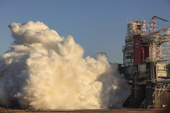 Imagen de la prueba con encendido completo de motores de la etapa central del cohete SLS