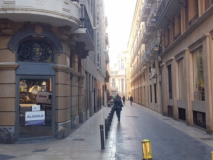 Un establecimiento céntrico de Murcia con el cartel de 'Alquilo'