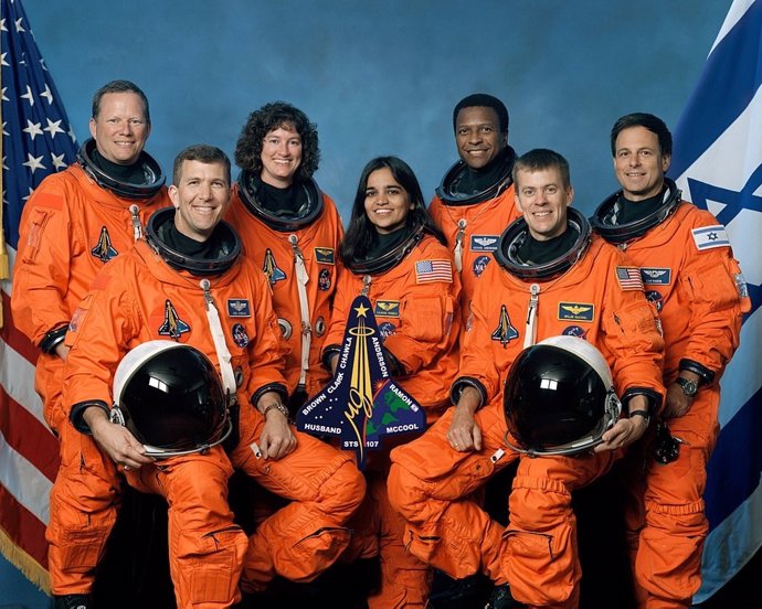 La tripulación de la misión STS-107. De izquierda a derecha: Brown, Husband, Clark, Chawla, Anderson, McCool y Ramon