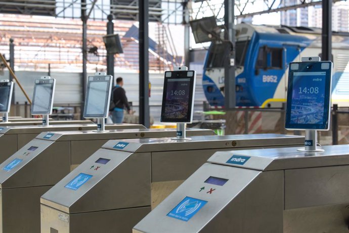 Sistema de control de acceso a los trenes en Buenos Aires (Argentina) que permite comprobar la temperatura y el uso correcto de la mascarilla