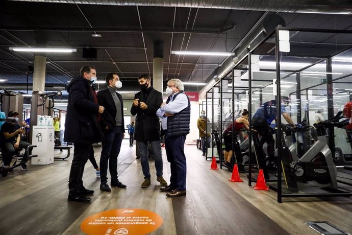 El vicepresidente y consejero de Deportes y Transparencia de la Comunidad de Madrid, Ignacio Aguado, se reune con representantes del sector de los gimnasios