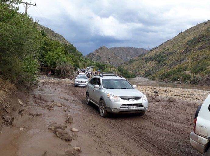   Más de 3.000 personas se encuentran aisladas en las regiones de Valparaiso, metropolitana y O'Higgins debido a una serie de aluviones provocados por fuertes lluvias, según ha informado el ministro de Interior, Mario Fernández